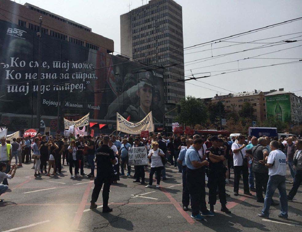 БИТНО ДА ЈЕ ВЛАСТ СИТА: Рaдници ГОШЕ ШТРАЈКУЈУ испред Владе, МЕСЕЦИМА нису добили НИ ДИНАРА, држава им окренула леђа! Бошко Обрадовић и Дуци Смоновић уз штрајкаче (ВИДЕО) (ФОТО)